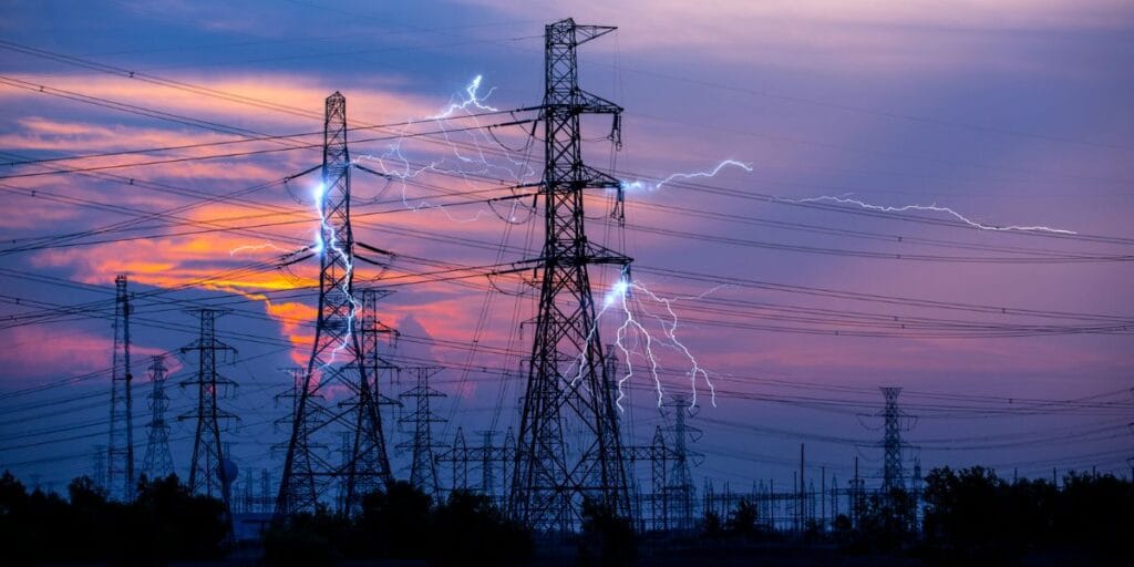 Przepięcie prądu w instalacji elektrycznej średniego i wysokiego napięcia