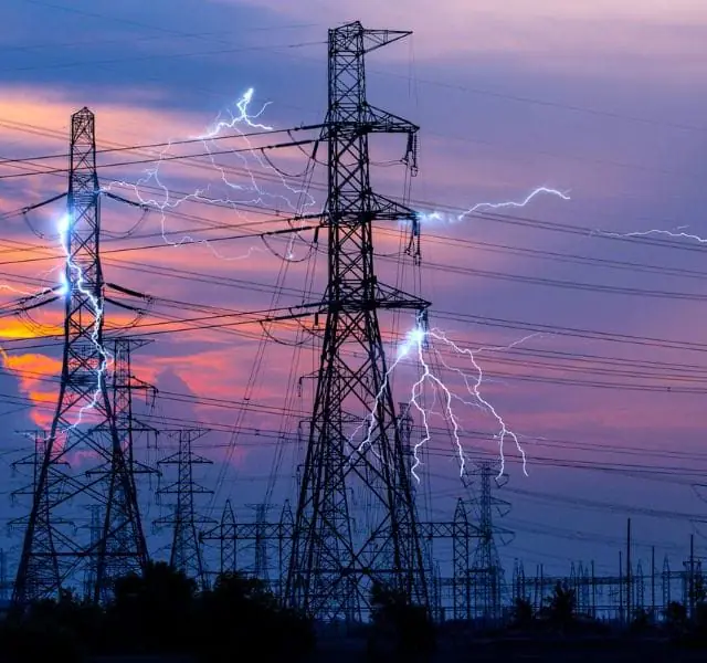 Przepięcie prądu w instalacji elektrycznej średniego i wysokiego napięcia